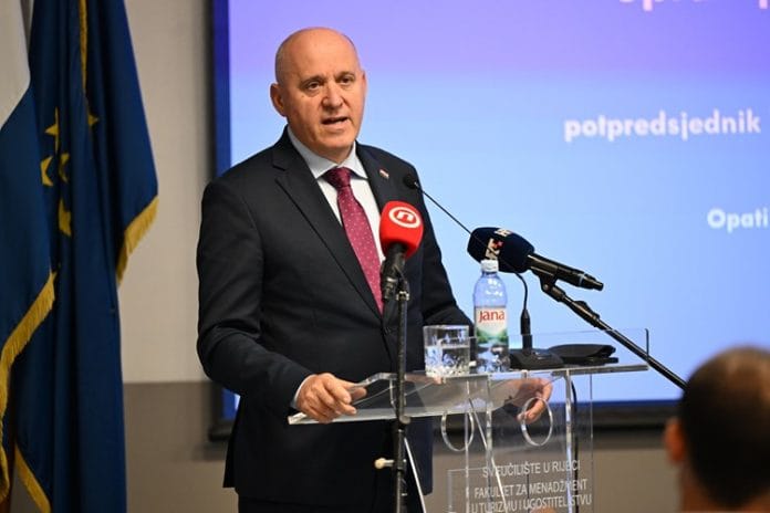 Potpredsjednik Vlade i ministar Branko Bačić govori na panelu u Opatiji o novom Zakonu o prostornom uređenju, balansu između turizma i očuvanja prostora, u okruženju ekonomskih i turističkih stručnjaka