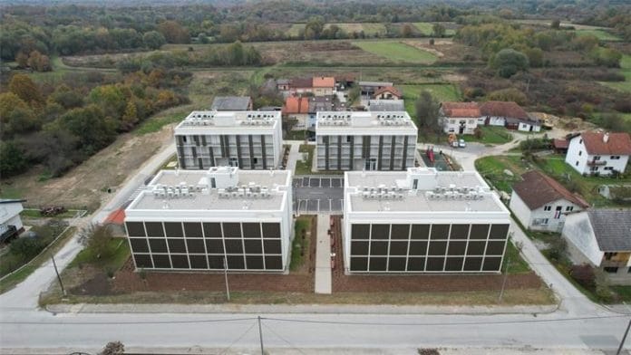 Potpredsjednik Vlade Branko Bačić predaje ključeve obiteljima ispred novoizgrađenih višestambenih zgrada u Topuskom, u sklopu projekta poslijepotresne obnove