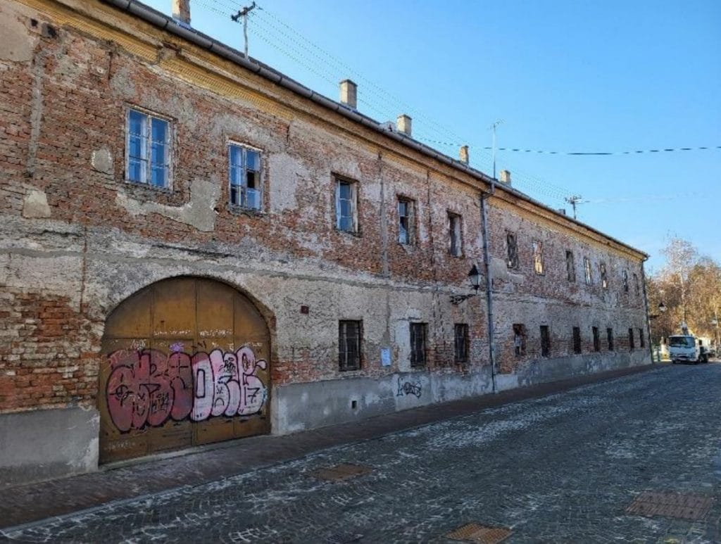 Osječka Konjička vojarna stara 300 godina postaje moderna knjižnica: Kreće sveobuhvatna rekonstrukcija povijesnog zdanja Konjička vojarna iz 1721. godine u Tvrđi, Osijek, prije rekonstrukcije i promjene namjene