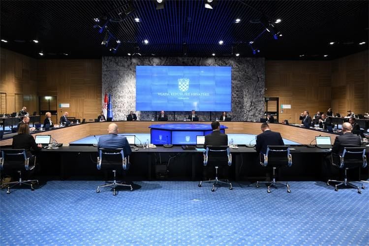 Krov nad glavom kao temeljac povratka: Konačno usvojene izmjene Zakona o stambenom zbrinjavanju – Revolucija za potpomognuta područja Vizualna prezentacija poslijepotresne obnove. Ministar Branko Bačić predstavlja izvješće o radovima, broju izgrađenih obiteljskih kuća (466) i završenih javnih projekata, simbolizirajući ulaganja u građevinski sektor.