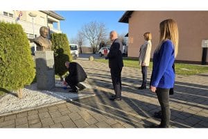 Vizualizacija ili fotografija potpisivanja ugovora za rekonstrukciju višestambene zgrade u Cetingradu.