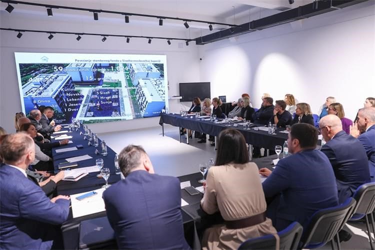 Cilj je 2030.: Stručni savjet za obnovu u Petrinji otkrio planove – Ubrzanje blokovskim modelom i rok za završetak Gradska Munjara Petrinja: Održana sjednica Stručnog savjeta za obnovu s fokusom na blokovsku obnovu i rok za završetak radova.