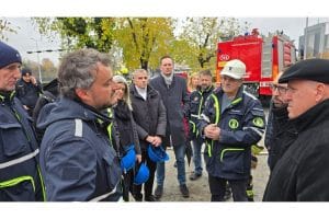 Prikazuje unutrašnjost ili vanjski dio nebodera Vjesnika nakon požara s pripadnicima HCPI-a kako postavljaju mjerne uređaje.
