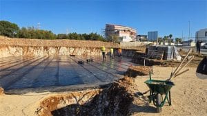 Svečano polaganje kamena temeljca za POS zgradu sa 17 stanova u Novalji. Na slici su potpredsjednik Vlade Branko Bačić, ravnatelj APN-a Dragan Hristov i gradonačelnik Novalje Ivan Dabo, ispred gradilišta vrijednog 2,6 milijuna eura.