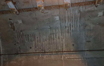 Sanacija tunela Mala Kapela – Detalj oštećenja betonske obloge, pukotine i vidljiva korozija armature u desnoj cijevi autoceste A1