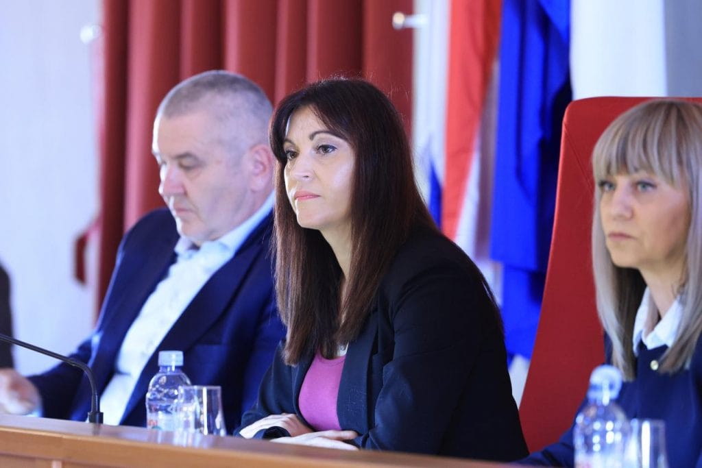 Vizija obnove Osječko-baranjske županije: Županica Nataša Tramišak na koordinaciji s načelnicima i gradonačelnicima, fokus na demografske programe i infrastrukturne projekte, uključujući investicije u izgradnju kuća i škola.