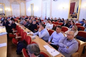 Vizija obnove Osječko-baranjske županije: Županica Nataša Tramišak na koordinaciji s načelnicima i gradonačelnicima, fokus na demografske programe i infrastrukturne projekte, uključujući investicije u izgradnju kuća i škola.