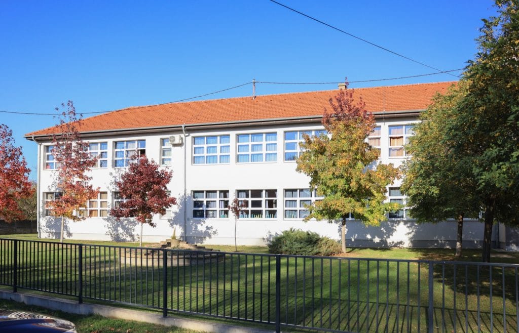 VELIKI ZAHVAT U SLAVONIJI: Kako rekonstrukcija i dogradnja OŠ Ladimirevci od 2,1 milijun eura postavlja standarde za jednosmjensku nastavu i energetsku učinkovitost Rekonstrukcija i dogradnja OŠ Ladimirevci, pogled na radove, građevinska skela, proširenje školske zgrade, Slavonija, jednosmjenska nastava NPOO